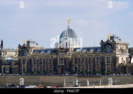 State Academy of Fine Arts à Dresde, vu du bord de l'eau Banque D'Images