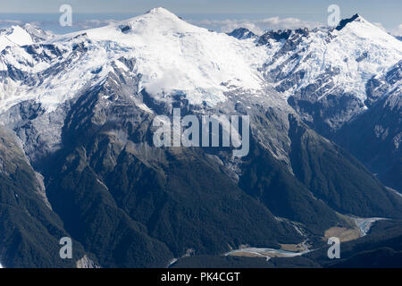 Les sommets des montagnes enneigées en survolant le Parc National du Mt Cook, Nouvelle-Zélande Île du Sud Banque D'Images