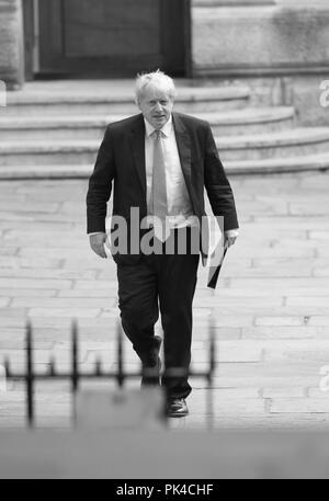 Londres, Royaume-Uni, 24 avril 2018. Boris Johnson, secrétaire d'État aux Affaires étrangères arrivant à Downing Street ( Image ) à monochrome modifié numériquement Banque D'Images