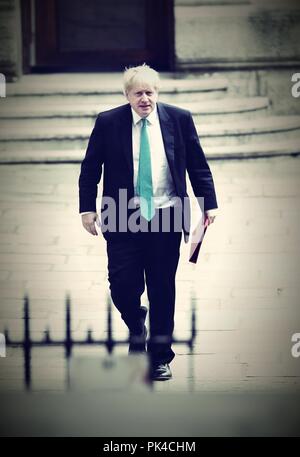 Londres, Royaume-Uni, 24 avril 2018. Boris Johnson, secrétaire d'État aux Affaires étrangères arrivant à Downing Street ( Image modifié numériquement ) Banque D'Images