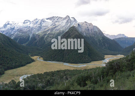 Routeburn Track, Nouvelle-Zélande Grande Marche, montagnes enneigées, vert forêt, rivières Banque D'Images