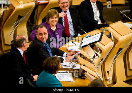 Le premier ministre Alex Salmond, SNP, pose des questions lors des FMQ au Parlement écossais, Nicola Sturgeon Banque D'Images