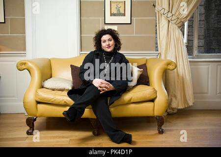 Entretien de Lee Randall avec l'auteur Adriana Trigiani à l'hôtel Scotsman Banque D'Images