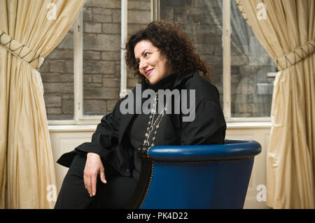 Entretien de Lee Randall avec l'auteur Adriana Trigiani à l'hôtel Scotsman Banque D'Images