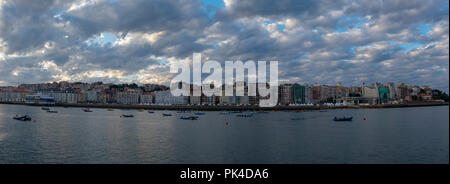 Santander front de mer au crépuscule. Paseo de Pereda. Cantabrie, Espagne Banque D'Images