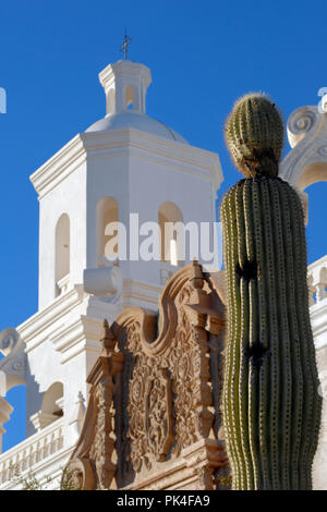 Un cactus pousse en face de Mission San Xavier del Bac, construit entre 1783 et 1797, sur la nation Tohono O'odham avec réservation gratuite au sud de Tuscon, Arizona. Banque D'Images