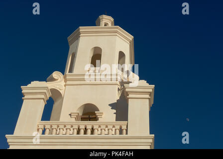 La tour ouest de la Mission San Xavier del Bac sur la nation Tohono O'odham avec réservation gratuite au sud de Tuscon, Arizona. Le monument a été achevé en 1797. Banque D'Images