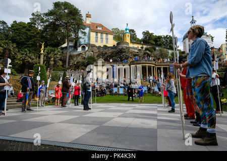 Les droits de l'Échecs du prisonnier au festival No 6 le vendredi 7 septembre 2018 tenue à Portmeirion, Gwynedd, au nord du Pays de Galles. En Photo : Les 6 d'une société jouer à une célèbre scène de l'Episoce "Checkmate" à partir de la série télé le prisonnier sur un échiquier permanent mis à la fin sur la place. Photo par Julie Edwards. Banque D'Images