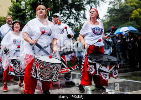 Batala Bangor au festival No 6 le samedi 8 septembre 2018 tenue à Portmeirion, Gwynedd, au nord du Pays de Galles. Batala Bangor Drum Corp jouer dans la pluie battante sur la place. Photo par Julie Edwards. Banque D'Images