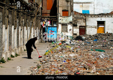 Le chemin panoramique parmi les décombres des maisons démolies. La vie de rue dans le quartier de Luwan, à Shanghai, Chine. Banque D'Images
