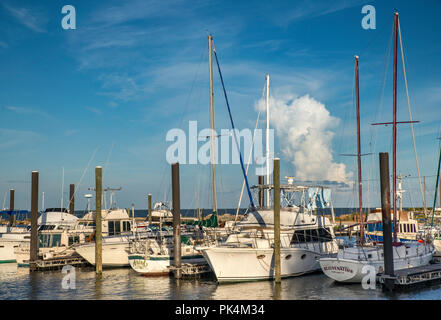 Voiliers au port de plaisance dans les débarquements nautique Port Lavaca, la Côte du Golfe, Texas, États-Unis Banque D'Images