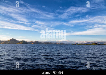 Tôt le matin, ciel bleu et les eaux au large de la côte de Rinca Island dans le Parc National de Komodo. Banque D'Images