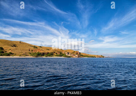 Les petites plages désertes sur la célèbre île de Rinca, l'une des deux îles contenant les dragons de Komodo. Banque D'Images