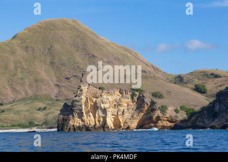 Spectaculaire littoral sur la belle île de Pulau Padar dans le Parc National de Komodo. Banque D'Images