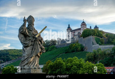 Saint Kilian statue sur l'Alte Mainbrücke, la forteresse de Marienberg à Würzburg en arrière-plan Banque D'Images