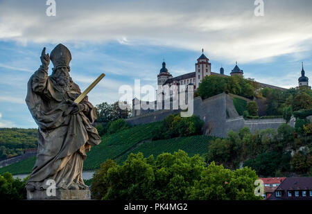 Statue de Saint KIlian sur le "Alte Mainbrücke" à Würzburg, Franconia, Bavaria, Germany Banque D'Images