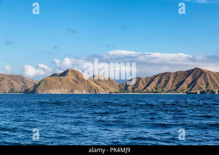 Spectaculaire sur les collines arides Pulau Padar Island dans le Parc National de Komodo. Banque D'Images