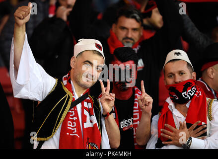 L'Albanie dans les stands des fans avant le coup d'arrêt au cours de l'UEFA Ligue des Nations Unies, de la Ligue Groupe C Un match à Hampden Park, Glasgow. Banque D'Images