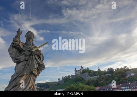 Statue de Saint KIlian sur le "Alte Mainbrücke" à Würzburg, Franconia, Bavaria, Germany Banque D'Images