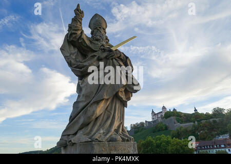 Statue de Saint KIlian sur le "Alte Mainbrücke" à Würzburg, Franconia, Bavaria, Germany Banque D'Images