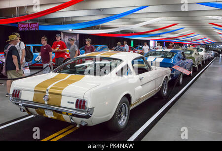 CONCORD, NC (USA) - 8 Avril 2017 : UN 1966 Ford Mustang Shelby GT-350 sur l'affichage à l'Pennzoil AutoFair classic car show à Charlotte Motor Speedway. Banque D'Images