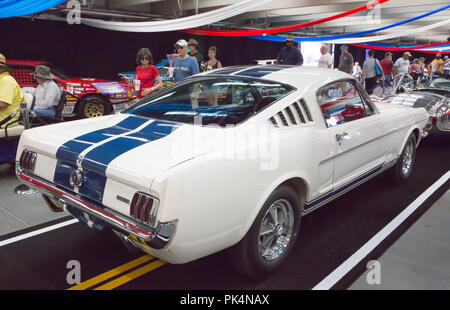 CONCORD, NC (USA) - 8 Avril 2017 : UN 1965 Ford Mustang Shelby GT-350 sur l'affichage à l'Pennzoil AutoFair classic car show à Charlotte Motor Speedway. Banque D'Images