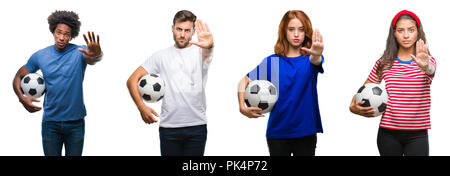 Collage de sociétés holding football ballon de soccer sur fond isolé avec main ouverte faisant stop avec de sérieux et de confiance, la défense de l'expression Banque D'Images