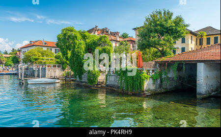 Vue panoramique de Orta San Giulio, beau village sur les rives du lac d'Orta, le Piémont (Piemonte), Italie. Banque D'Images