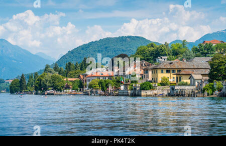 Vue panoramique de Orta San Giulio, beau village sur les rives du lac d'Orta, le Piémont (Piemonte), Italie. Banque D'Images