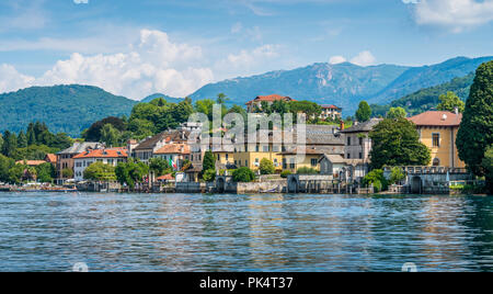 Vue panoramique de Orta San Giulio, beau village sur les rives du lac d'Orta, le Piémont (Piemonte), Italie. Banque D'Images