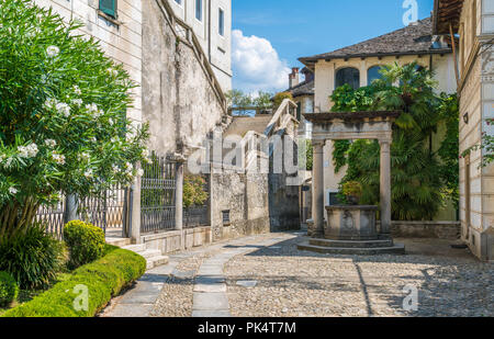 Vue panoramique sur la magnifique île de San Giulio dans le lac d'Orta, Piémont, Italie. Banque D'Images