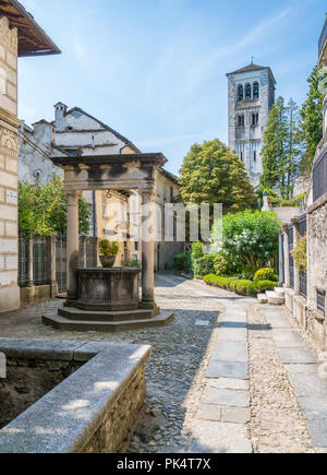 Vue panoramique sur la magnifique île de San Giulio dans le lac d'Orta, Piémont, Italie. Banque D'Images