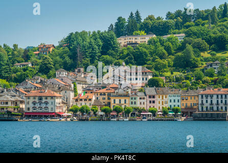 Vue panoramique de Orta San Giulio, beau village sur les rives du lac d'Orta, le Piémont (Piemonte), Italie. Banque D'Images