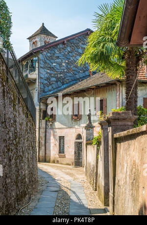 Vue panoramique sur la magnifique île de San Giulio dans le lac d'Orta, Piémont, Italie. Banque D'Images