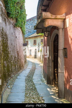 Vue panoramique sur la magnifique île de San Giulio dans le lac d'Orta, Piémont, Italie. Banque D'Images