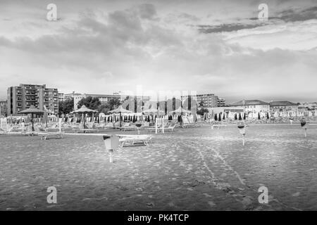 Noir et blanc sur la plage un jour de mauvais temps Banque D'Images