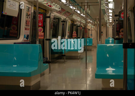 Vue intérieure métro, ligne bleue ou Bannan de Taipei le métro à la station de MRT Yongchun à Xinyi District, Taipei, Taiwan Banque D'Images