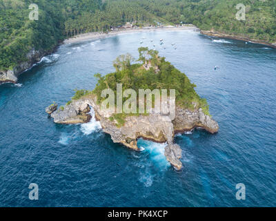 La petite île de Pulau Batumejinong avec un petit temple hindou dans la petite baie de Crystal Beach sur Nusa Penida, Indonésie. Banque D'Images