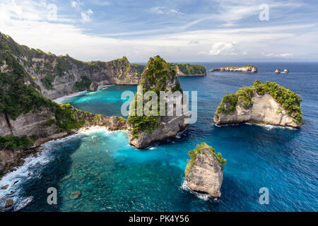 Belle vue sur les îles Raja Lima sur Nusa Penida en Indonésie. Banque D'Images