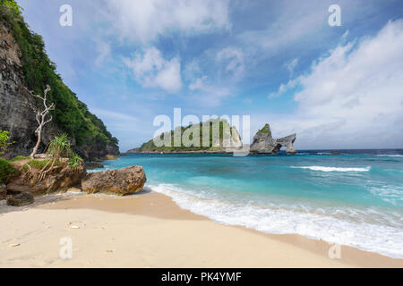 Belle vue de la partie de Plage Atuh sur Nusa Penida en Indonésie. Banque D'Images