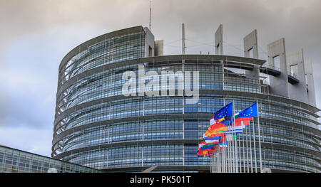 Strasbourg, France - 28 décembre 2017 : des détails architecturaux du bâtiment Louise-Weiss par une journée d'hiver, siège du Parlement de l'Union européenne Banque D'Images