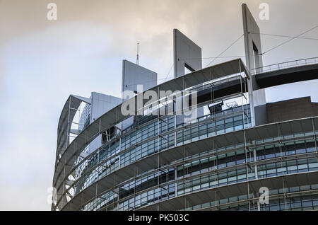 Strasbourg, France - 28 décembre 2017 : des détails architecturaux du bâtiment Louise-Weiss par une journée d'hiver, siège du Parlement de l'Union européenne Banque D'Images