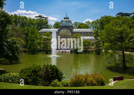 Le Glass Palace dans le parc El Retiro se trouve à côté d'un petit étang avec des cyprès de Louisiane. Il est en fonte. Banque D'Images