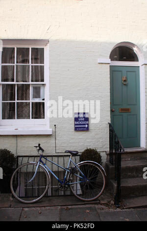 Chalet au Portugal, Cambridge, Angleterre, Royaume-Uni, avec panneau "Hippies utiliser porte arrière" : rue résidentielle pittoresque zone piétonne au coeur de la ville Banque D'Images