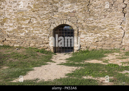 Porte avec un treillis dans les murs de défense inattaquable et towerh de forteresse Akkerman (White Rock forteresse) Banque D'Images