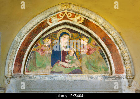 Représentation de la Vierge et de l'enfant entre deux Anges adorants, Rosciolo, province de l'Aquila, Abruzzo, Italie,Europe Banque D'Images