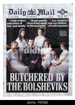 Première page du Daily Mail avec le titre massacrés par les bolcheviks, pour commémorer l'anniversaire de l'exécution des Romanov Banque D'Images