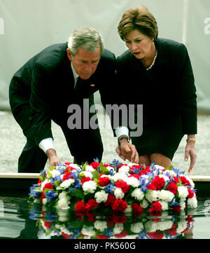 New York, NY - 10 septembre 2006 -- Le président des États-Unis George W. Bush et la Première dame Laura Bush déposer une couronne en commémoration du cinquième anniversaire des attaques terroristes du 11 septembre 2001 sur New York et Washington, D.C. au Ground Zero, le site où le World Trade Center Tower 2 se tenait à New York, New York, le dimanche 10 septembre, 2006. Credit : Ron Sachs // MediaPunch CNP via Piscine Banque D'Images