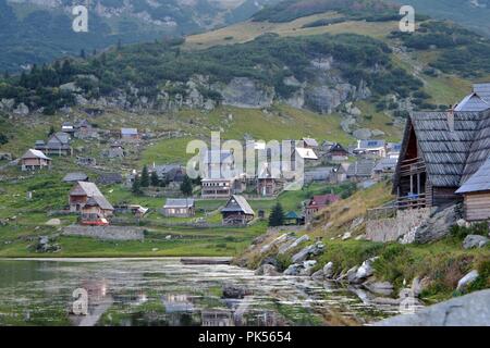 Image paysages vue sur lac de montagne et berger en bois chalets avec vue dégagée du ciel et forêt en arrière-plan Banque D'Images