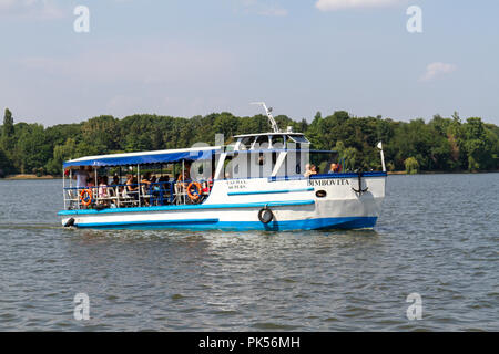 Navigation de plaisance sur le lac dans le parc Herastrau Parcul (Herăstrău), Bucarest, Roumanie. Banque D'Images